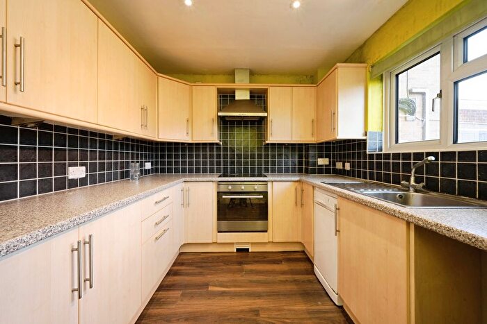 3 Bedroom Maisonette For Sale In Beauchamp Court, Bedford, Bedfordshire, MK40