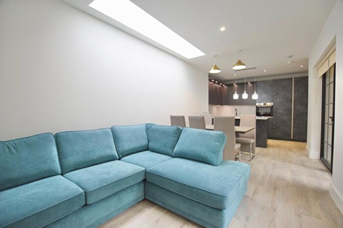 3 Bedroom Flat To Rent In Hampton Road, Forest Gate, E7