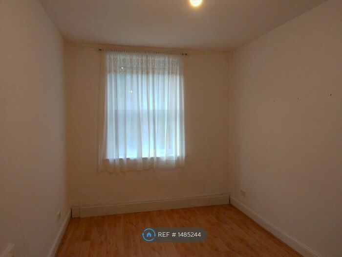 1 Bedroom Flat To Rent In Brant Houses, Greenwich, London, SE10
