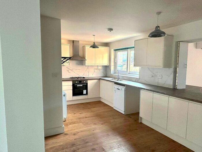5 Bedroom Flat To Rent In Seaford Close, Ruislip, HA4