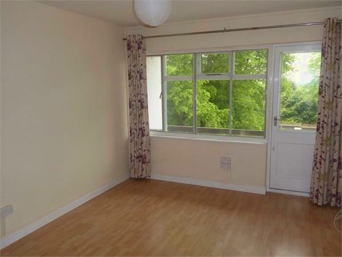 Flat To Rent In South Norwood Hill, London, SE25