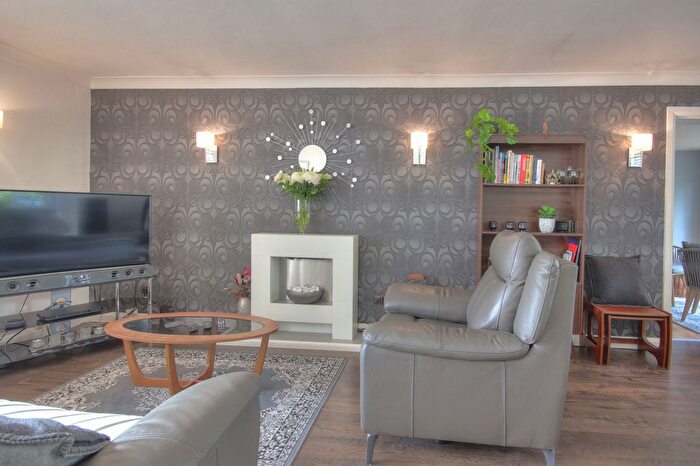 3 Bedroom Semi-detached House For Sale In Dorrofield Close, Croxley Green, WD3