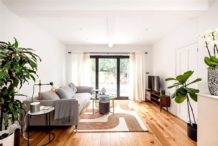 2 Bedroom Flat To Rent In Eynham Road, London, W12