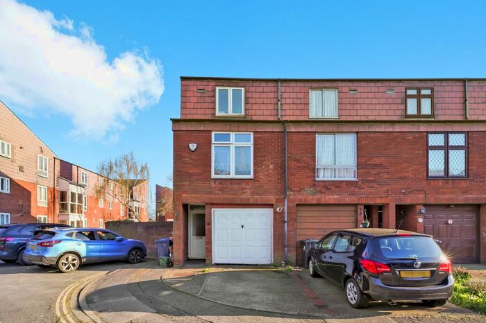 3 Bedroom Town House To Rent In Charles Road, Ealing, W13