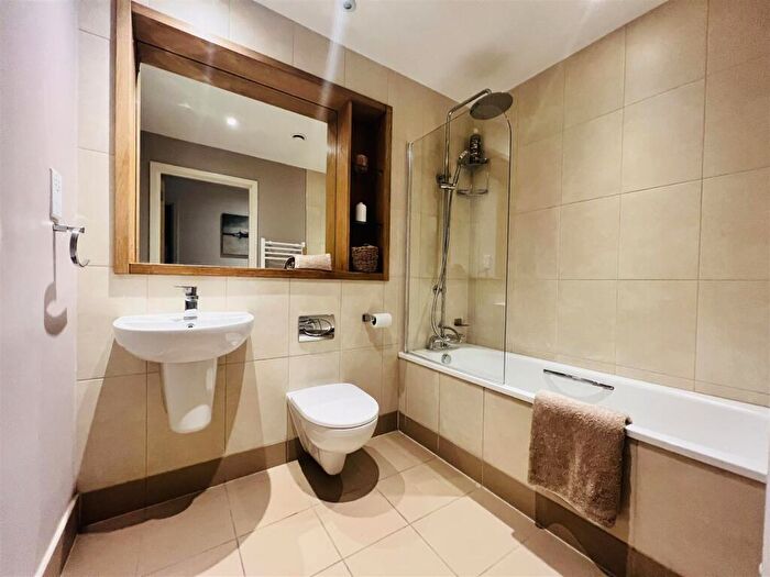 2 Bedroom Apartment To Rent In The Gateway South, Marsh Lane, Leeds City Centre, LS9