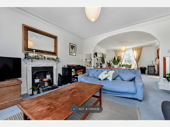 3 Bedroom Maisonette To Rent In Gatestone Road, London SE19