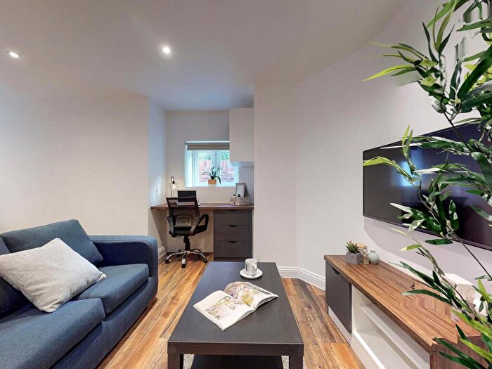 Apartment To Rent In Apt, Clarendon Road #, LS2