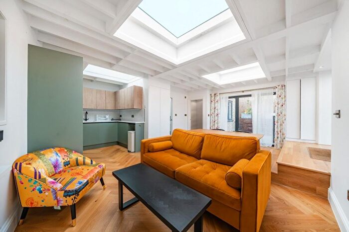 1 Bedroom Detached House To Rent In Elms Road, Clapham, London, SW4