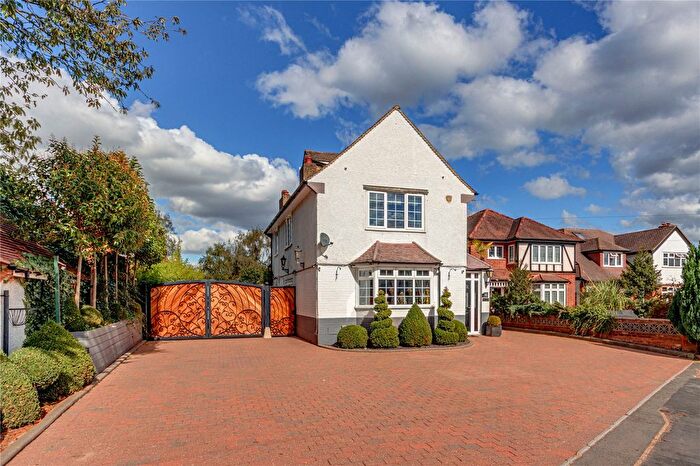 3 Bedroom Detached House For Sale In Bucknalls Lane, Watford, Hertfordshire, WD25