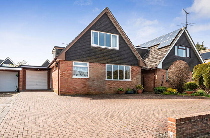 3 Bedroom Link Detached House For Sale In Finches Green, Alton, Hampshire, GU34