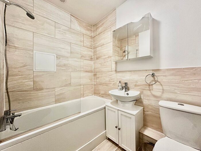 1 Bedroom Flat To Rent In Nevern Square, London, SW5