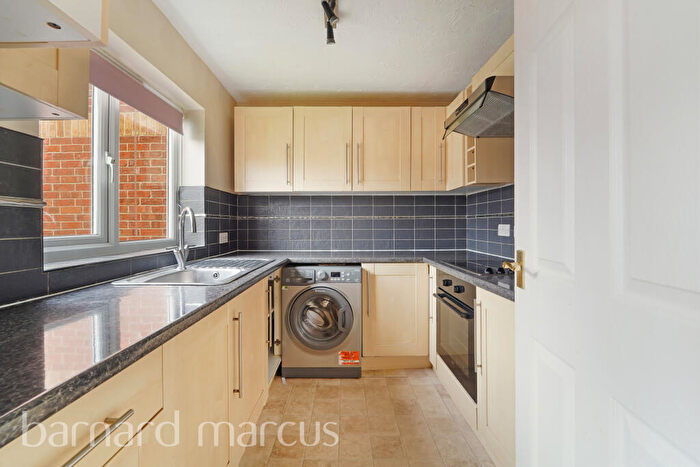 2 Bedroom Flat To Rent In Foxglove Way, Wallington, SM6