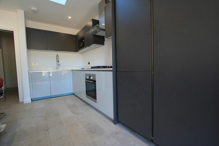 3 Bedroom Flat To Rent In Eardley Road, Streatham/Tooting, SW16