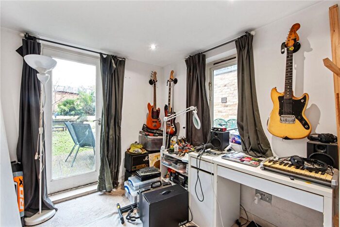 2 Bedroom Flat To Rent In Albion Road, London, N16