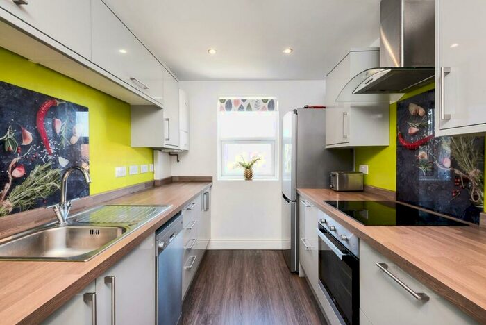 2 Bedroom Flat To Rent In Victoria Terrace, Bath, BA2