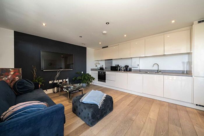 1 Bedroom Flat For Sale In Bicycle Mews, London, SW4