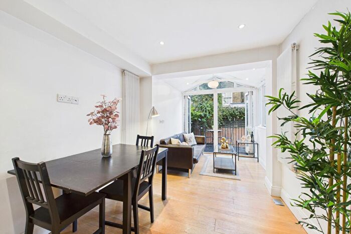 2 Bedroom Apartment To Rent In Edith Grove, Chelsea, London, SW10