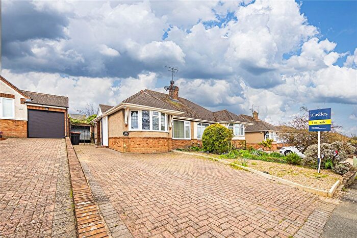 2 Bedroom Bungalow For Sale In Medley Close, Eaton Bray, Central Bedfordshire, LU6