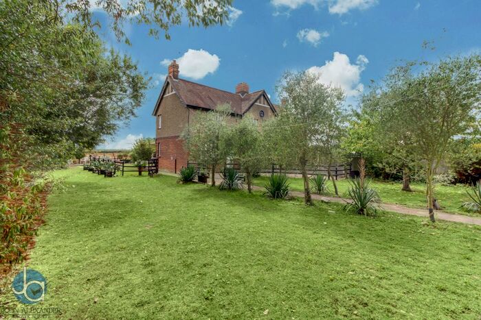 3 Bedroom Semi-Detached House For Sale In London Road, Feering, Colchester, CO5