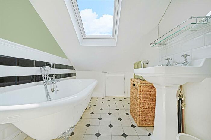 2 Bedroom Flat For Sale In Ferntower Road, London, N5
