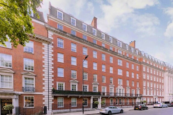 3 Bedroom Flat To Rent In Grosvenor Square, London, W1K