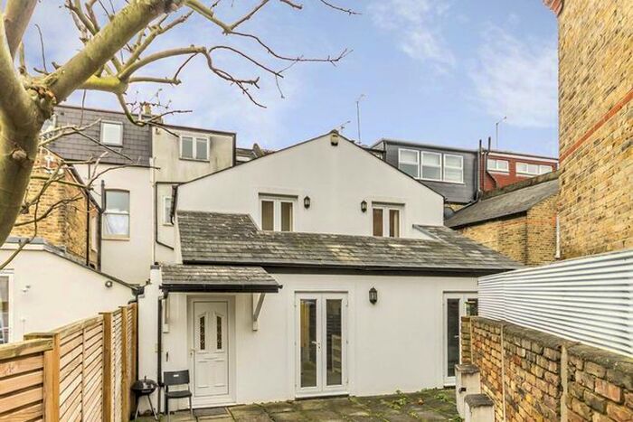 3 Bedroom Detached House To Rent In Cargill Road, London, SW18