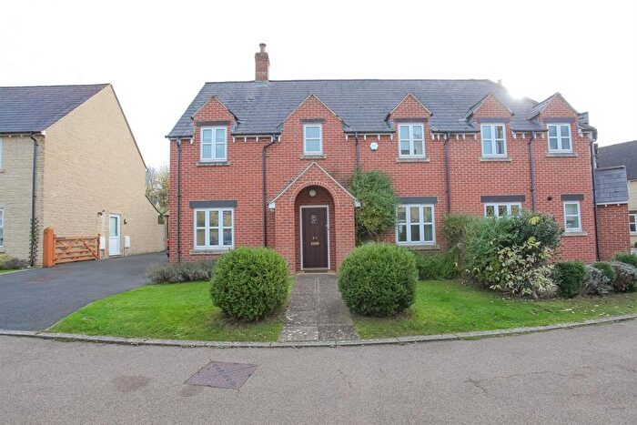 4 Bedroom Semi-Detached House To Rent In Larch Lane, Witney, OX28