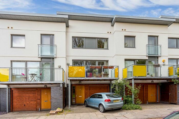 3 Bedroom Flat To Rent In Patio Close, Clarence Avenue, London, SW4