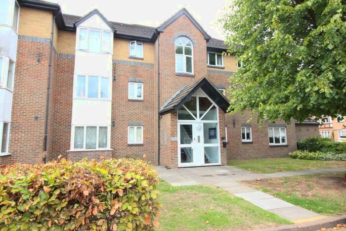 2 Bedroom Flat To Rent In Cotswold Way, Worcester Park, Surrey, KT4