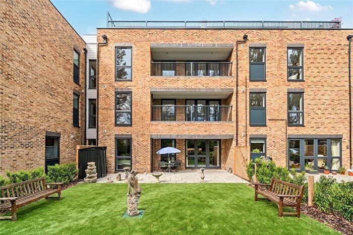 2 Bedroom Flat For Sale In Littleworth Road, Esher, KT10