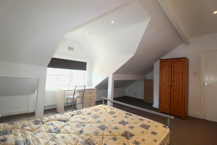 3 Bedroom Flat To Rent In Glebe Avenue, Burley, LS5