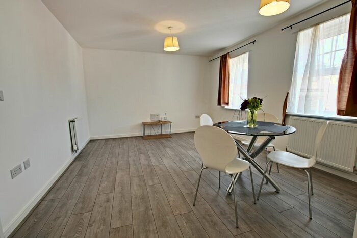 2 Bedroom Flat To Rent In Erickson Gardens, Bromley BR2