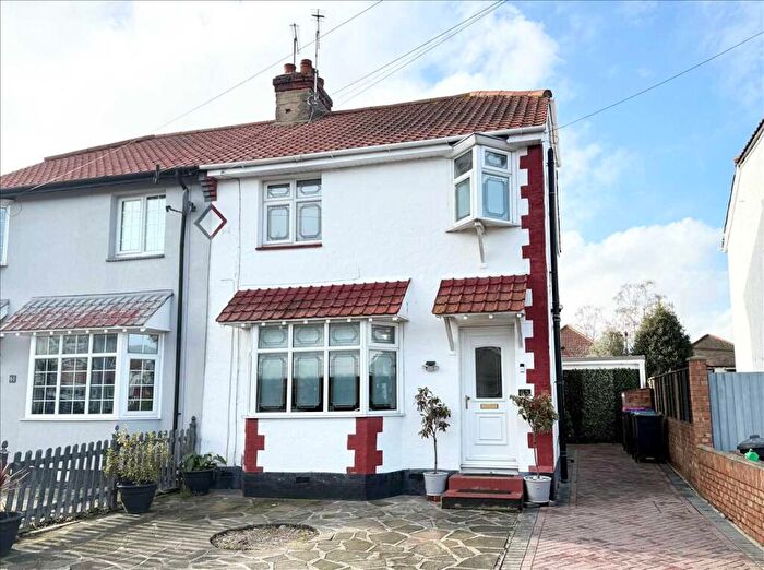 3 Bedroom Semi Detached House For Sale In Leigh On Sea * Self-Contained Annex To Rear *, SS9