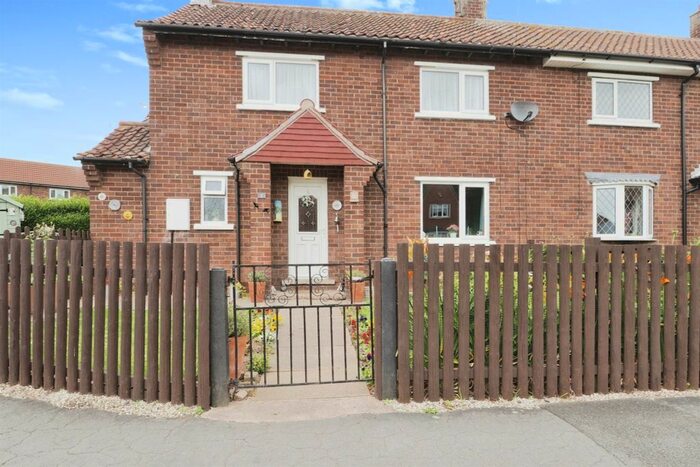 3 Bedroom Semi-Detached House For Sale In Glanford Grove, Barrow-Upon-Humber, DN19