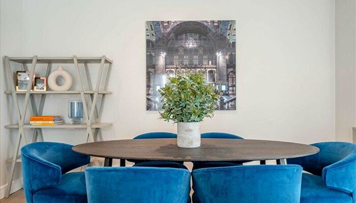 2 Bedroom Apartment To Rent In Circus Apartments, Canary Wharf, E14