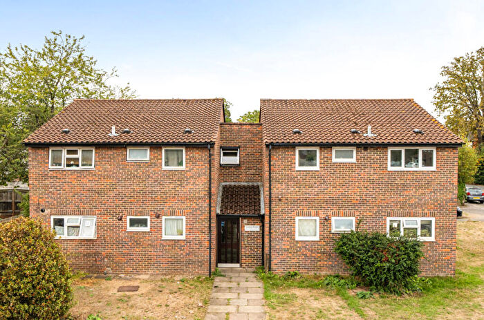 2 Bedroom Flat For Sale In St Johns Drive, Walton On Thames, Surrey, KT12