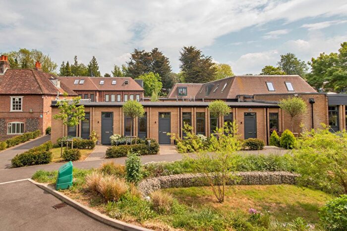 2 Bedroom Flat For Sale In North Ash Road, New Ash Green, Kent, DA3
