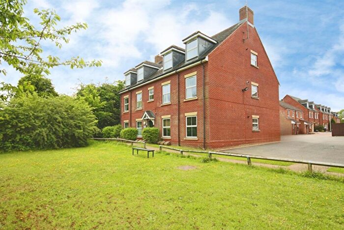 2 Bedroom Flat For Sale In Brittain Lane, Warwick, CV34