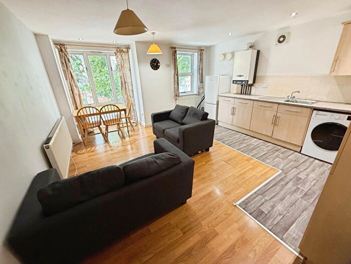 4 Bedroom Flat To Rent In Chapel Court, Lenton, East Midlands, NG7