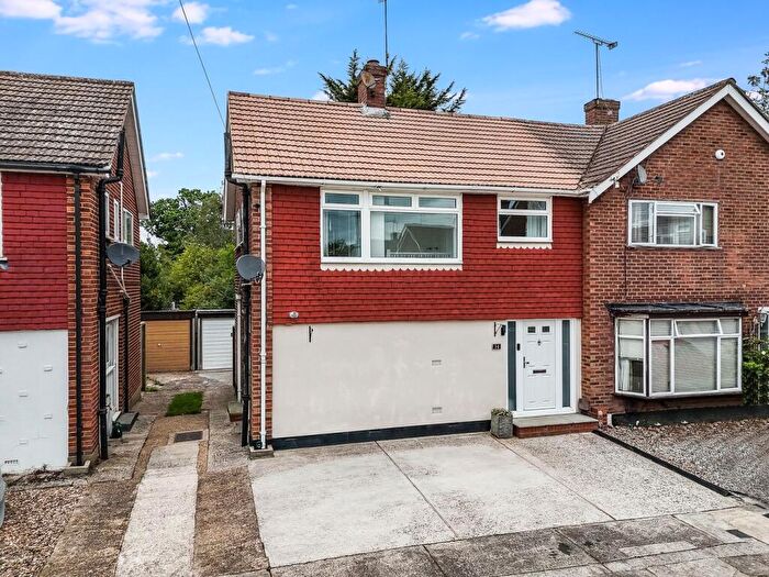 3 Bedroom Semi-Detached House For Sale In Newlands Close, Billericay, CM12