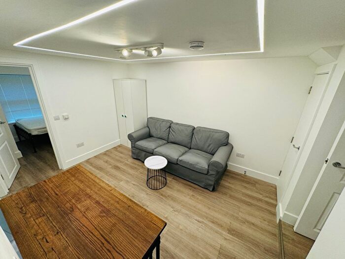 3 Bedroom Flat To Rent In Rita Rd, London, SW8