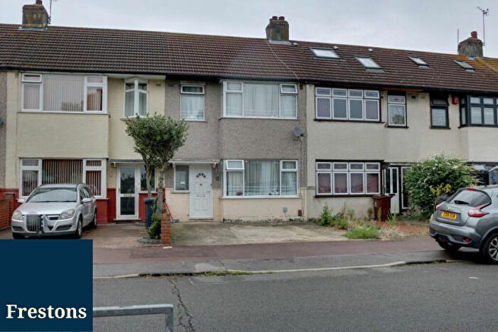 4 Bedroom Terraced House To Rent In Auriel Avenue, Dagenham, RM10