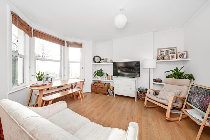 2 Bedroom Flat For Sale In The Gardens, East Dulwich, London, SE22