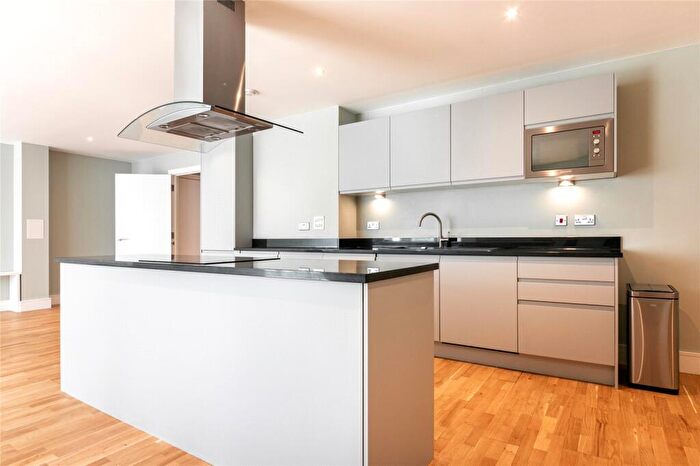 2 Bedroom Apartment To Rent In Trinity Tower, Quadrant Walk, Canary Wharf, London, E14