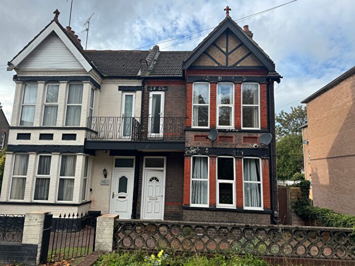 6 Bedroom Semi-Detached House To Rent In New Bedford Road, Luton, Bedfordshire, LU3