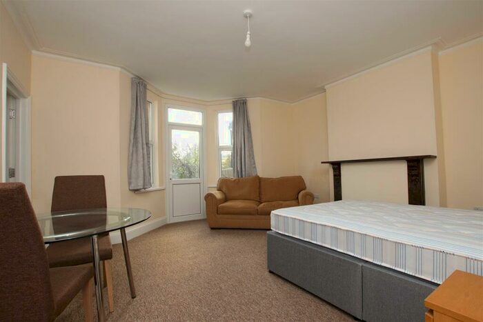 Flat To Rent In Newbridge Road, Bath, BA1