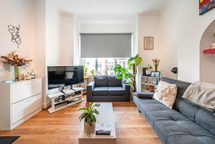 2 Bedroom Flat To Rent In Rowfant Road, London, SW17