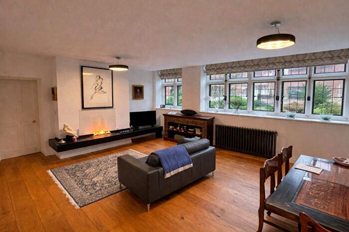 2 Bedroom Flat For Sale In Kings Drive, Midhurst, West Sussex, GU29