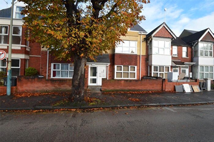 2 Bedroom Flat To Rent In County Road, Swindon, Wiltshire, SN1