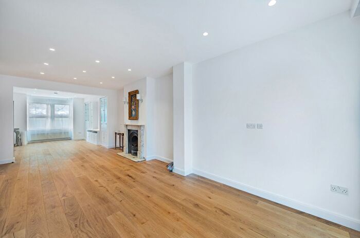 4 Bedroom Property To Rent In Eastfields Road, London, W3